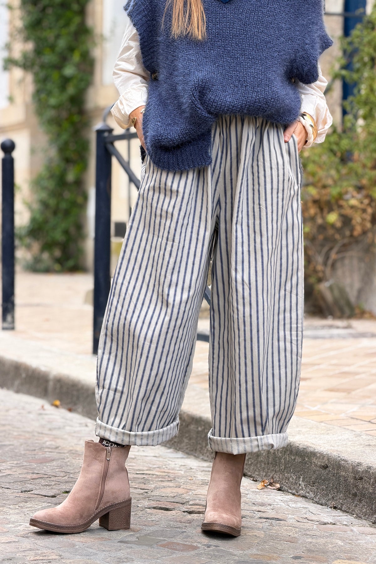 Pantalon beige en toile coupe barrel rayures bleues taille élastique
