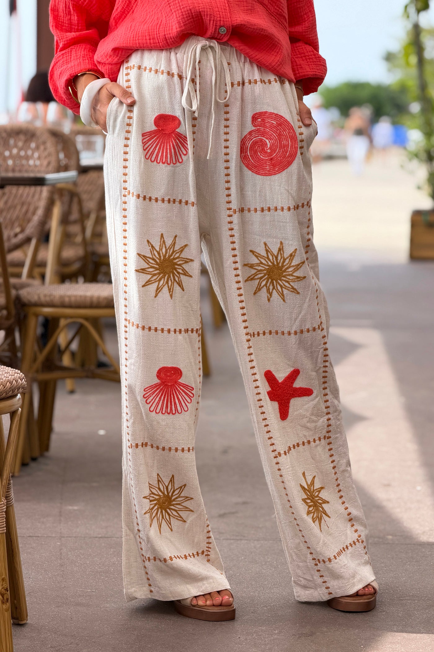 Pantalon beige souple en coton broderie coquillage corail étoile et soleil