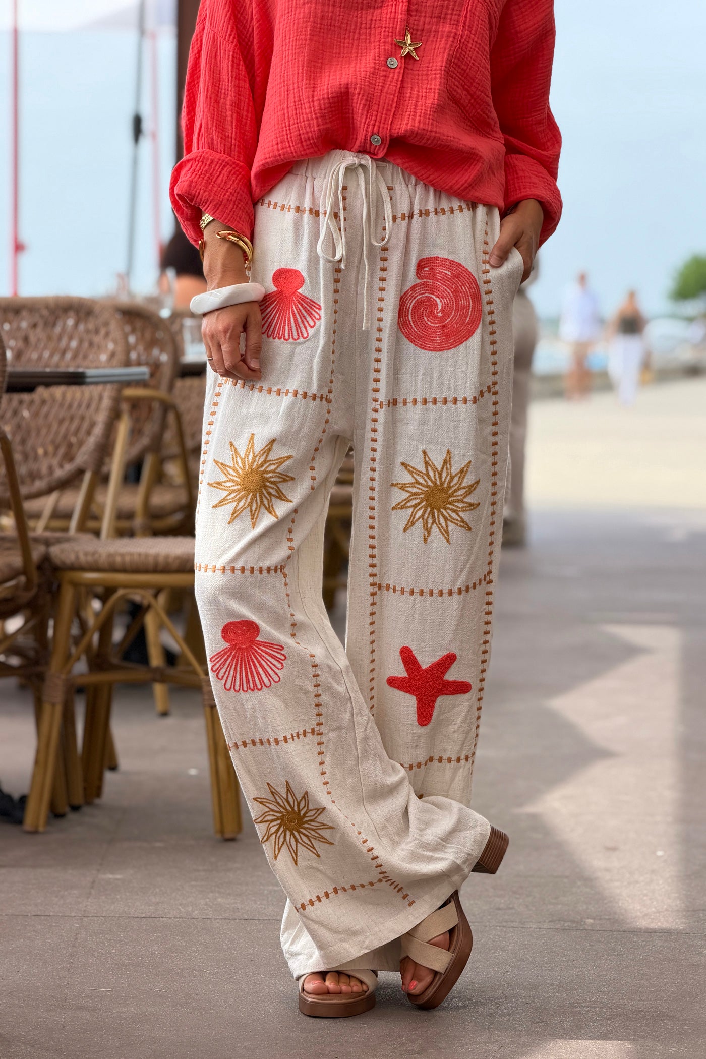 Pantalon beige souple en coton broderie coquillage corail étoile et soleil