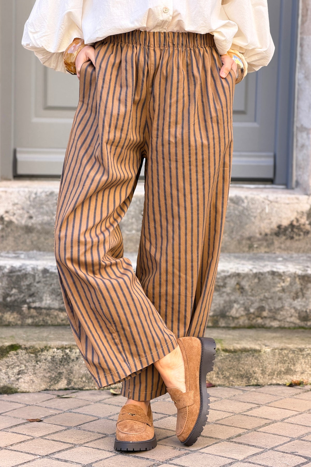 Pantalon camel en toile coupe barrel rayures bleues taille élastique