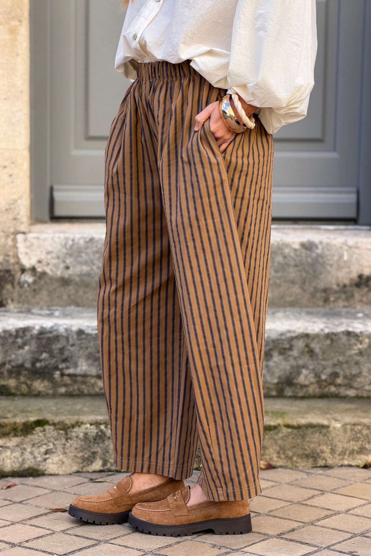 Pantalon camel en toile coupe barrel rayures bleues taille élastique