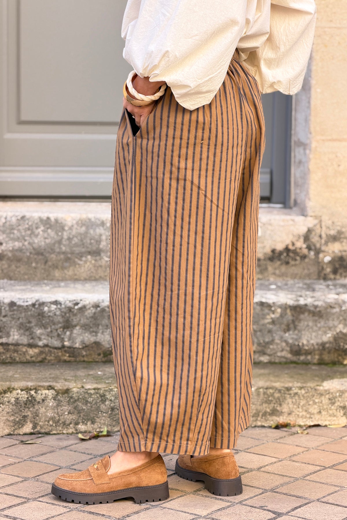 Pantalon camel en toile coupe barrel rayures bleues taille élastique