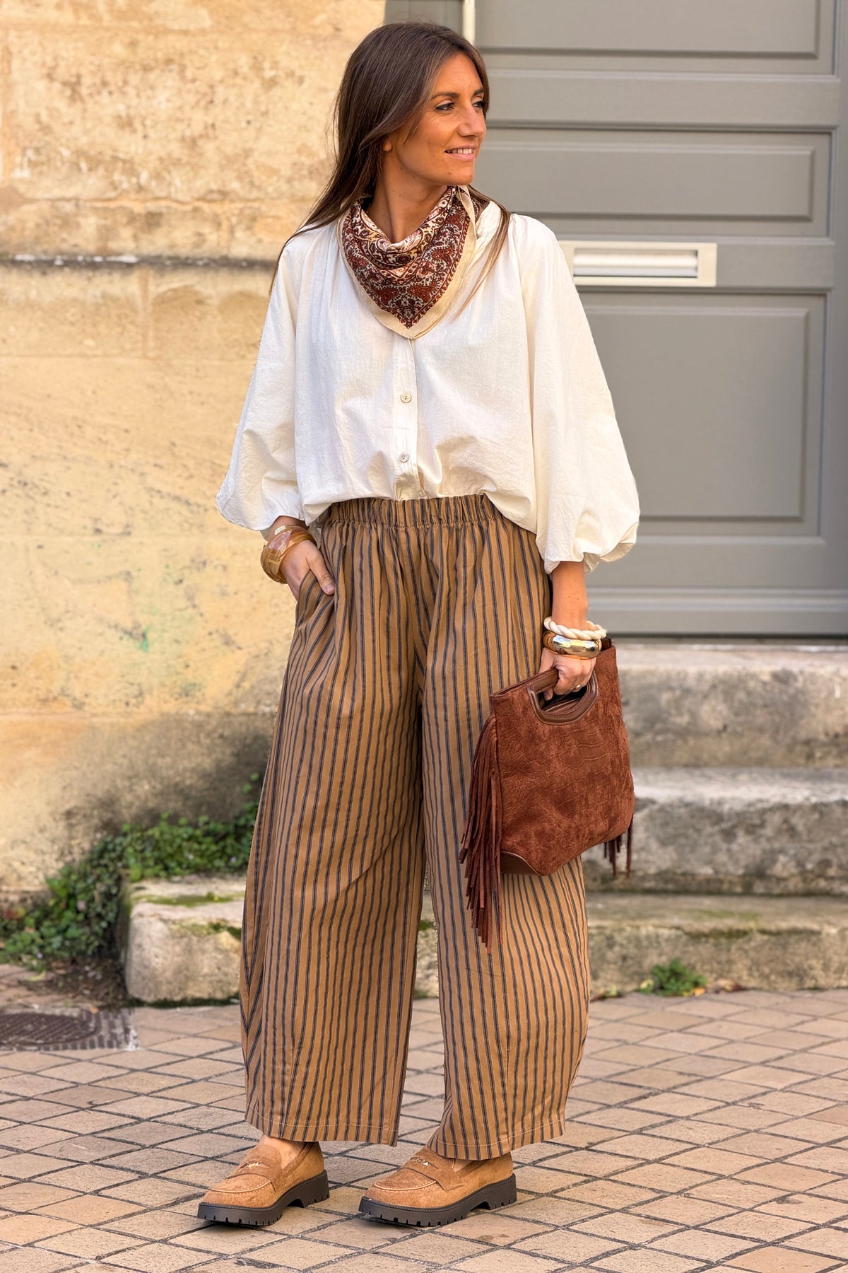 Pantalon camel en toile coupe barrel rayures bleues taille élastique