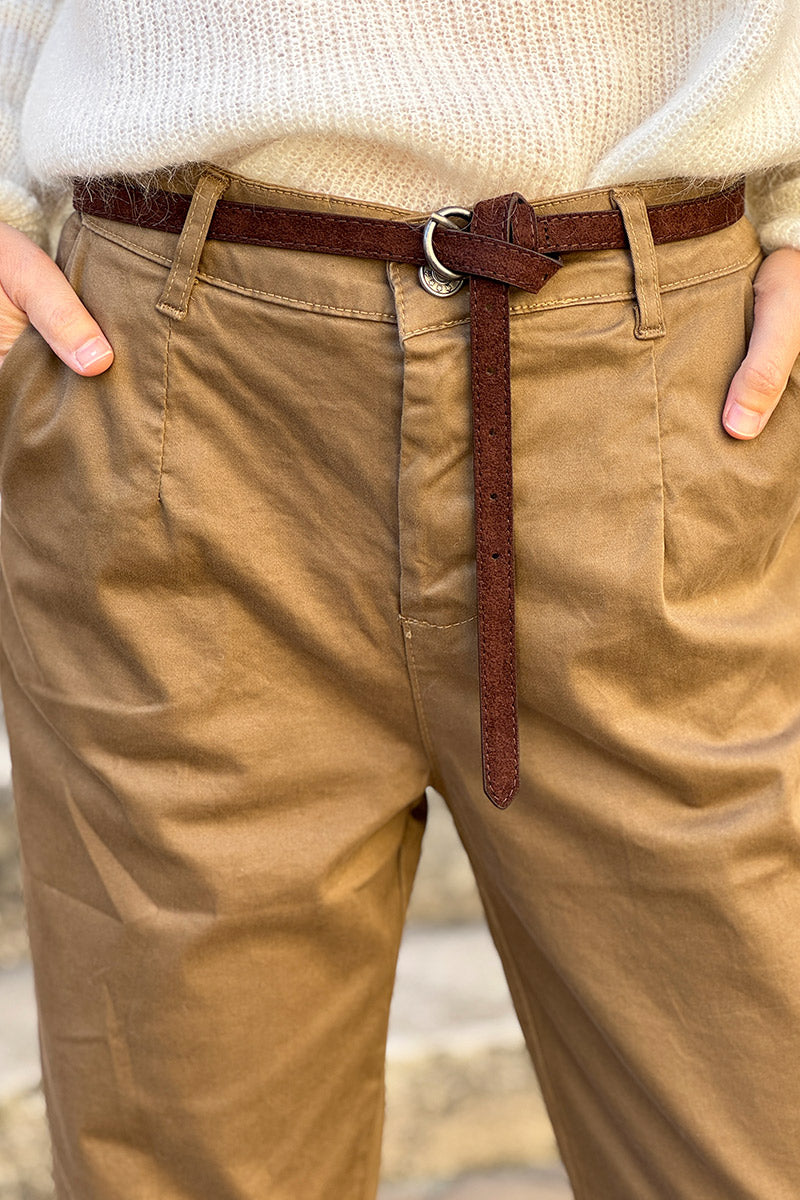 Pantalon chino camel toucher peau de pèche avec ceinture fine
