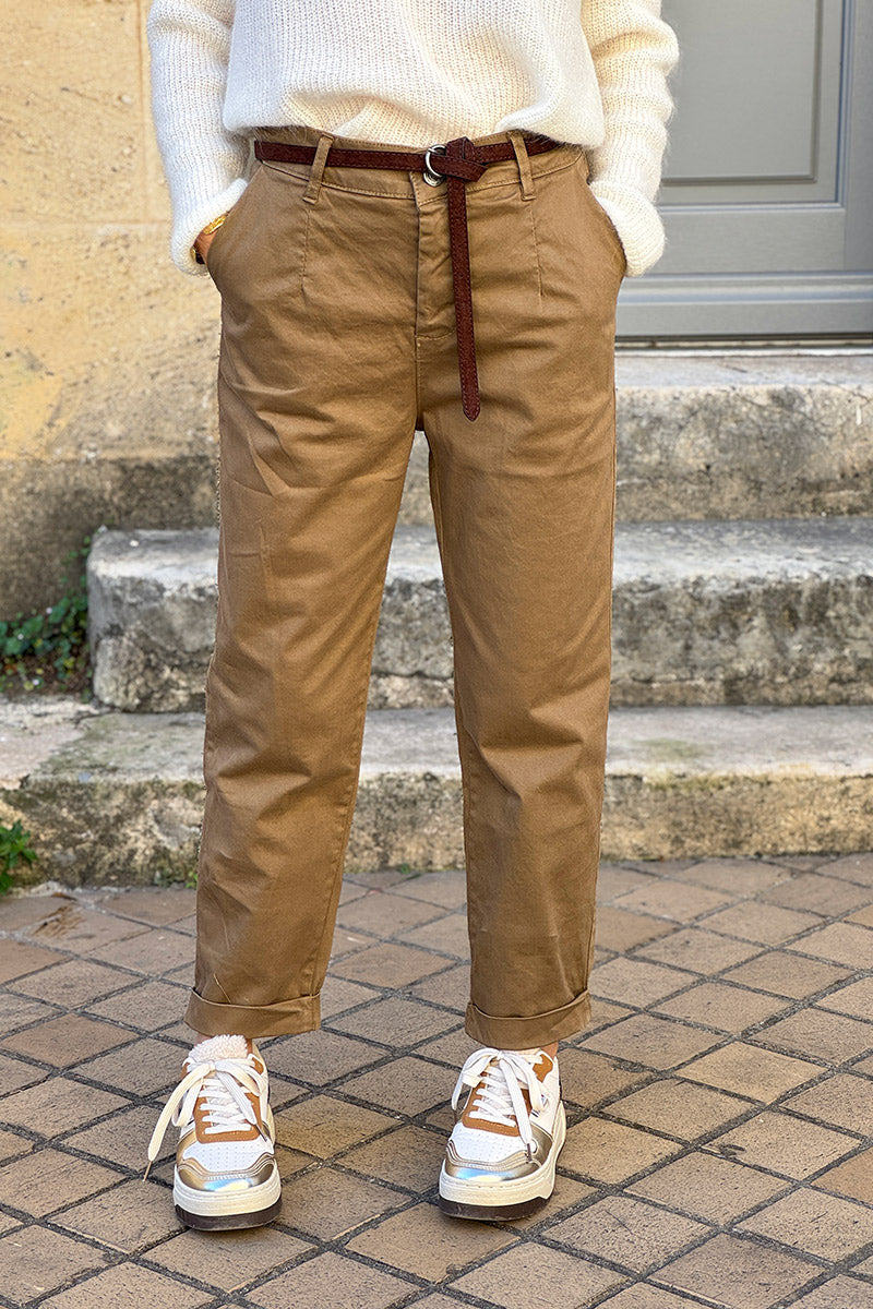 Pantalon chino camel toucher peau de pèche avec ceinture fine
