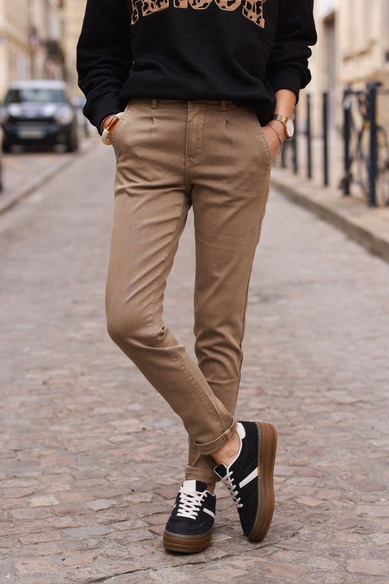 Pantalón chino topo ligeramente pinzado