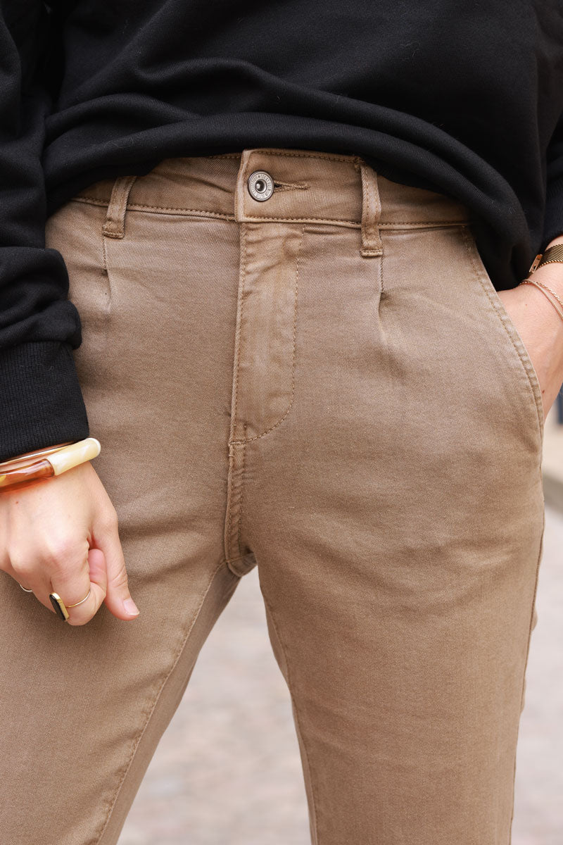 Pantalón chino topo ligeramente pinzado