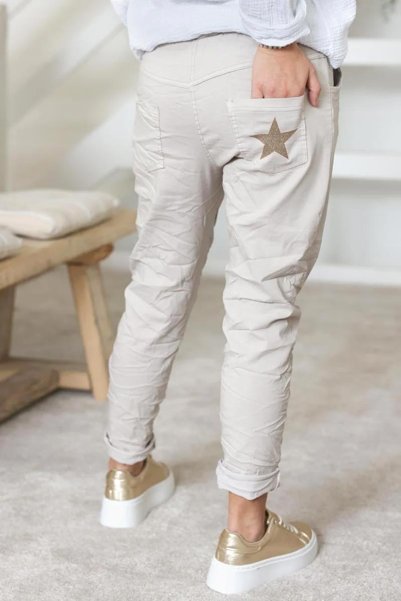 Pantalón confort beige de lona elástica con estrellas brillantes y purpurina