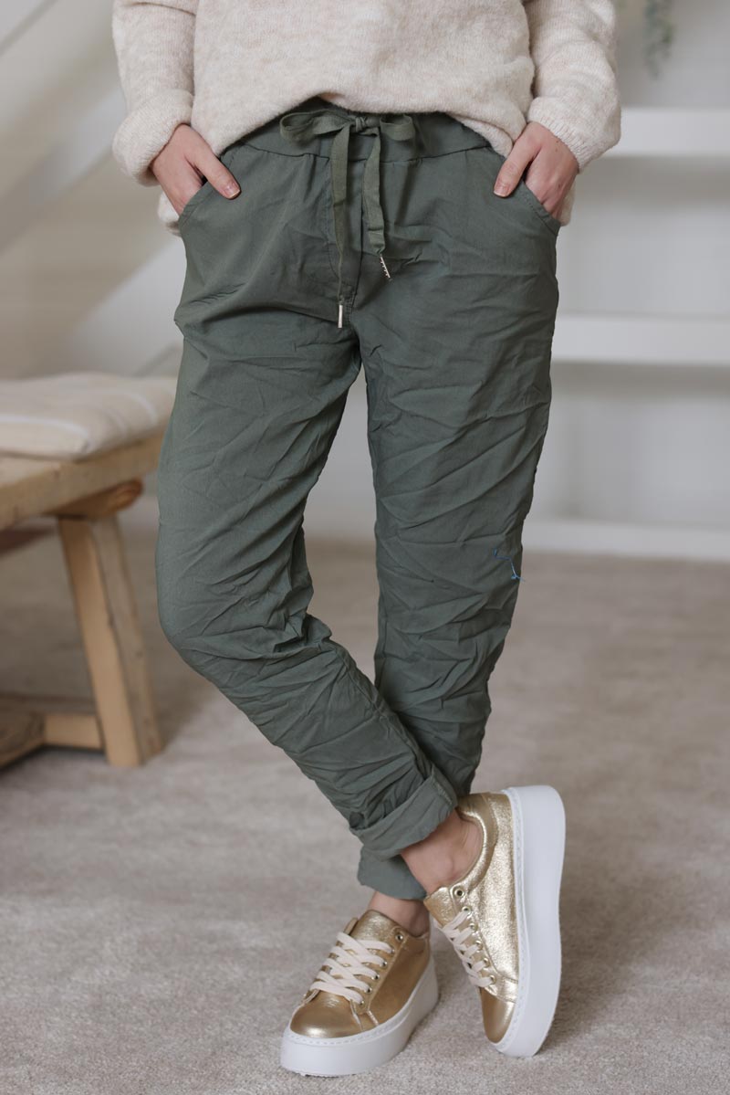 Pantalón confort caqui de lona elástica con estrellas brillantes y purpurina