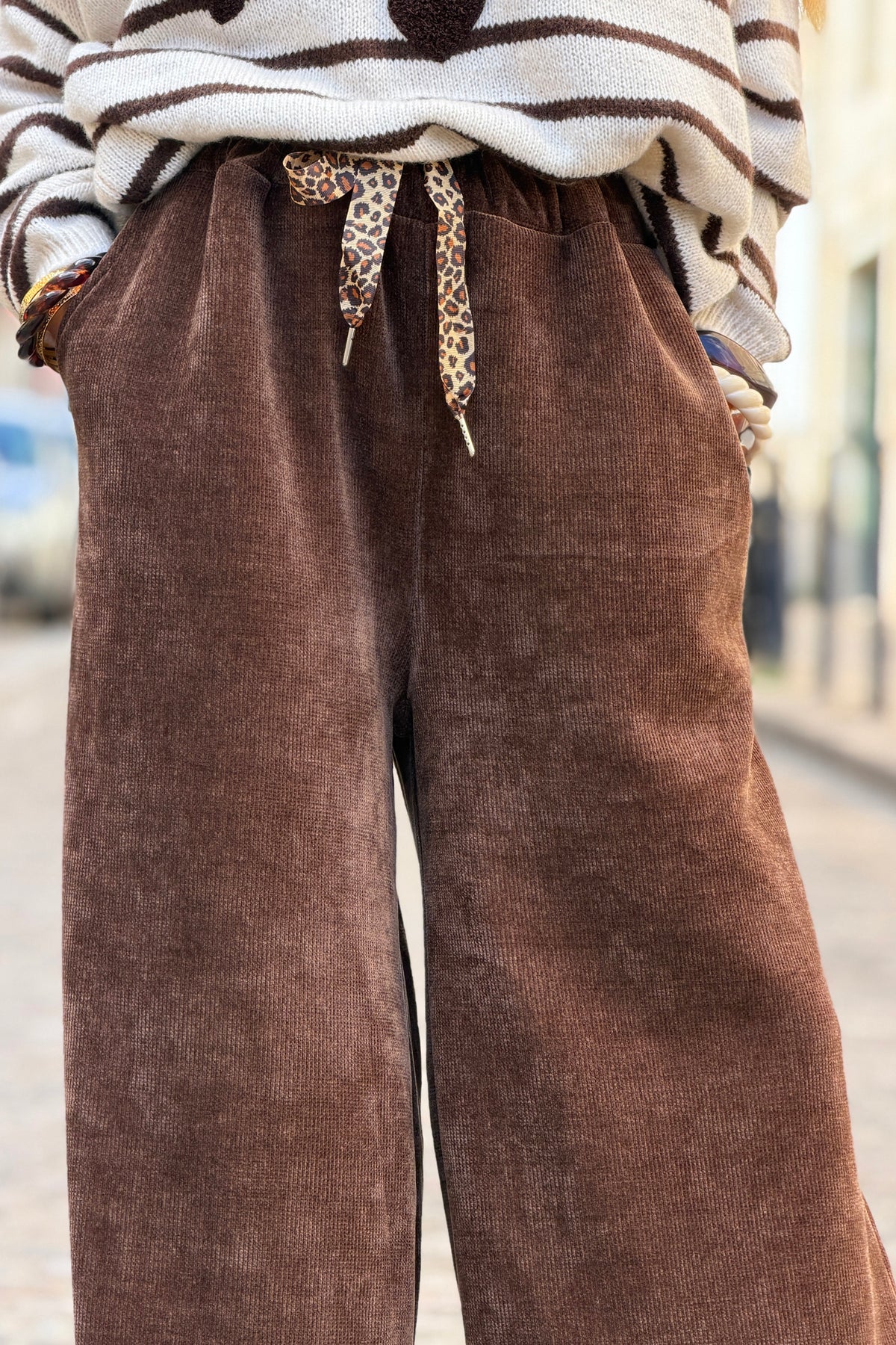 Pantalon confort large et souple marron en velours taille élastique lien léopard
