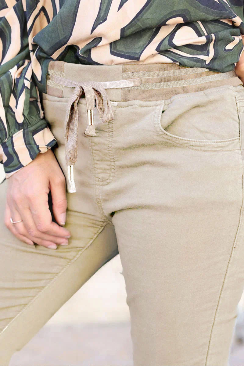 Pantalon confort slim beige à ceinture élastique brillante