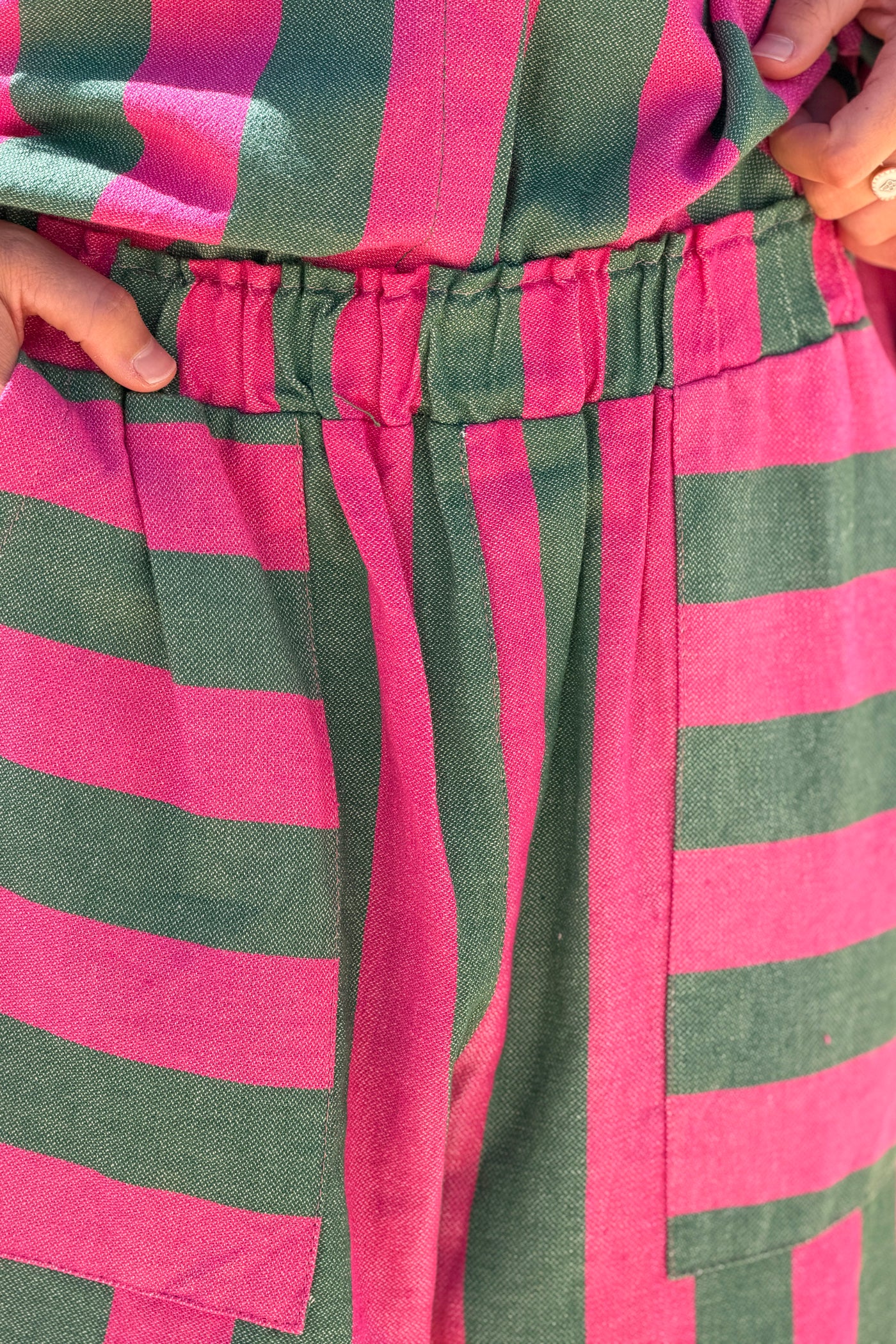 Pantalon en coton texturé rayures larges fuchsia détail grandes poches taille élastique