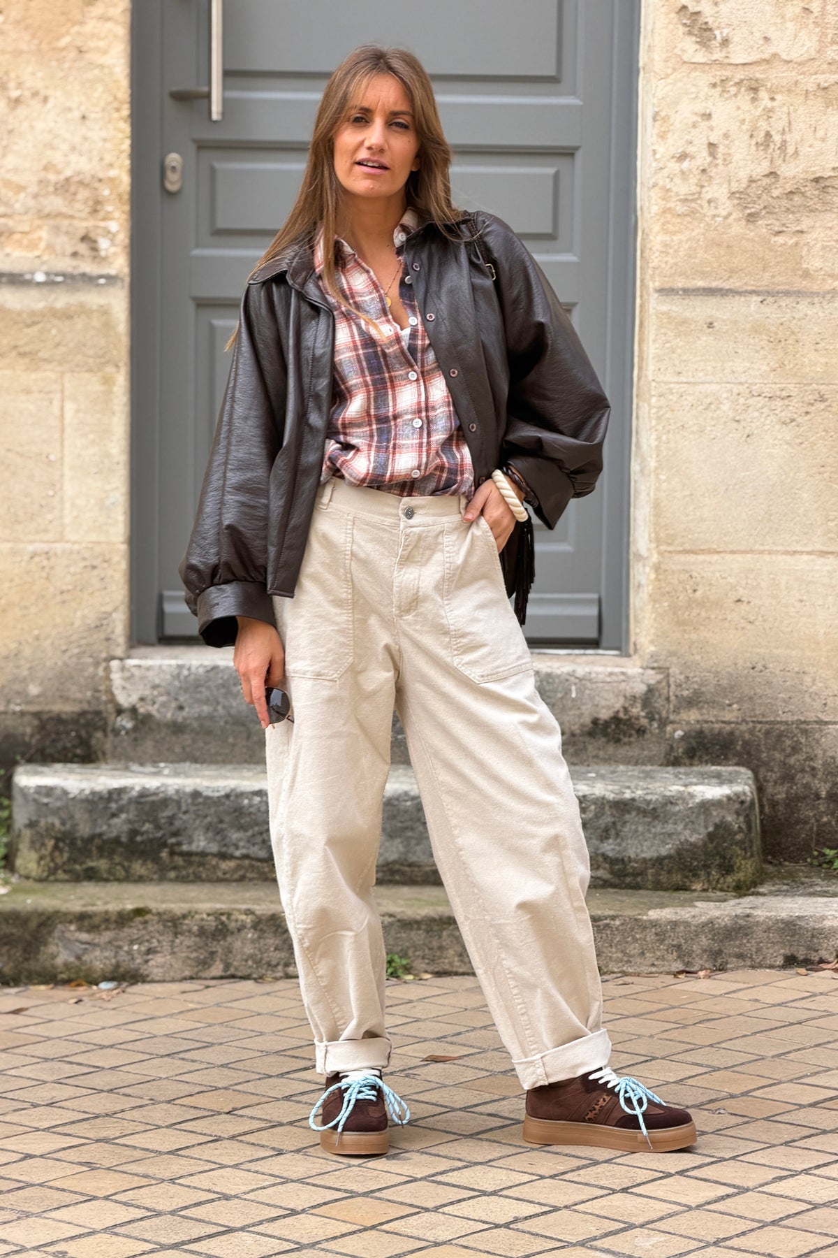 Pantalon en velours côtelé beige coupe barrel taille élastique grandes poches