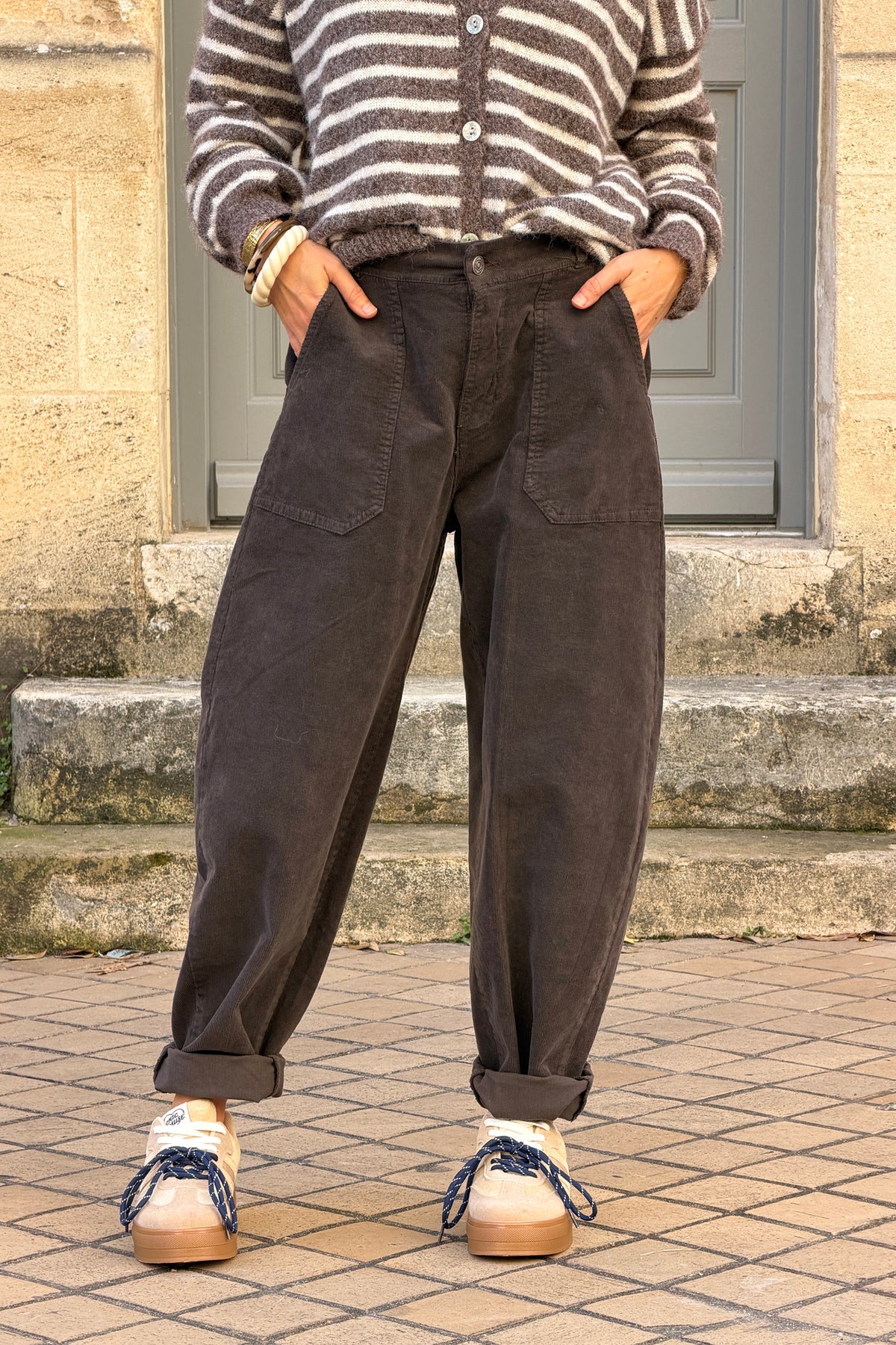 Pantalon en velours côtelé marron coupe barrel taille élastique grandes poches