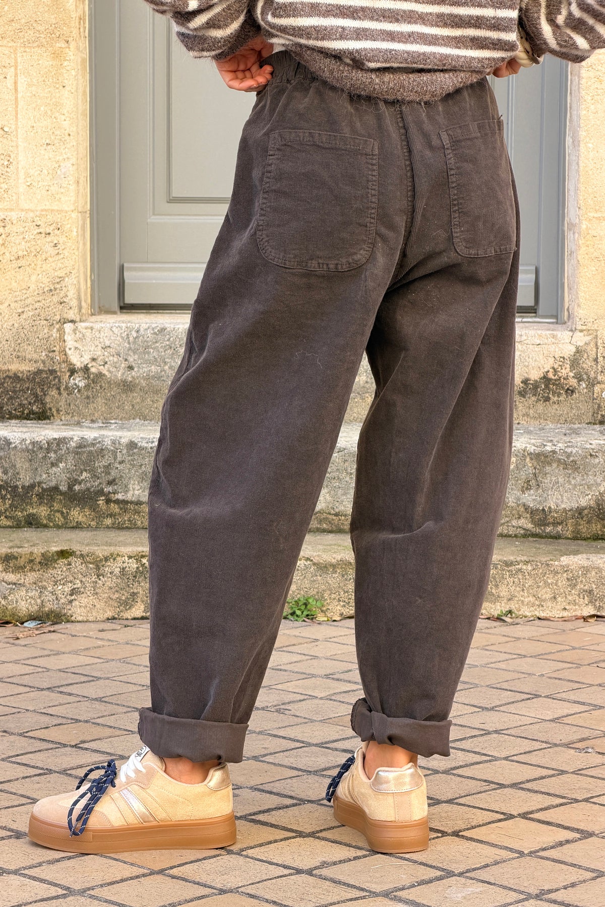 Pantalon en velours côtelé marron coupe barrel taille élastique grandes poches