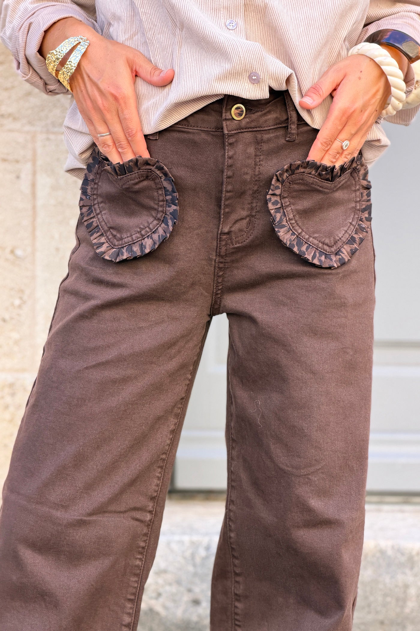 Pantalon jean marron wide leg poches plaquées cœur volant léopard
