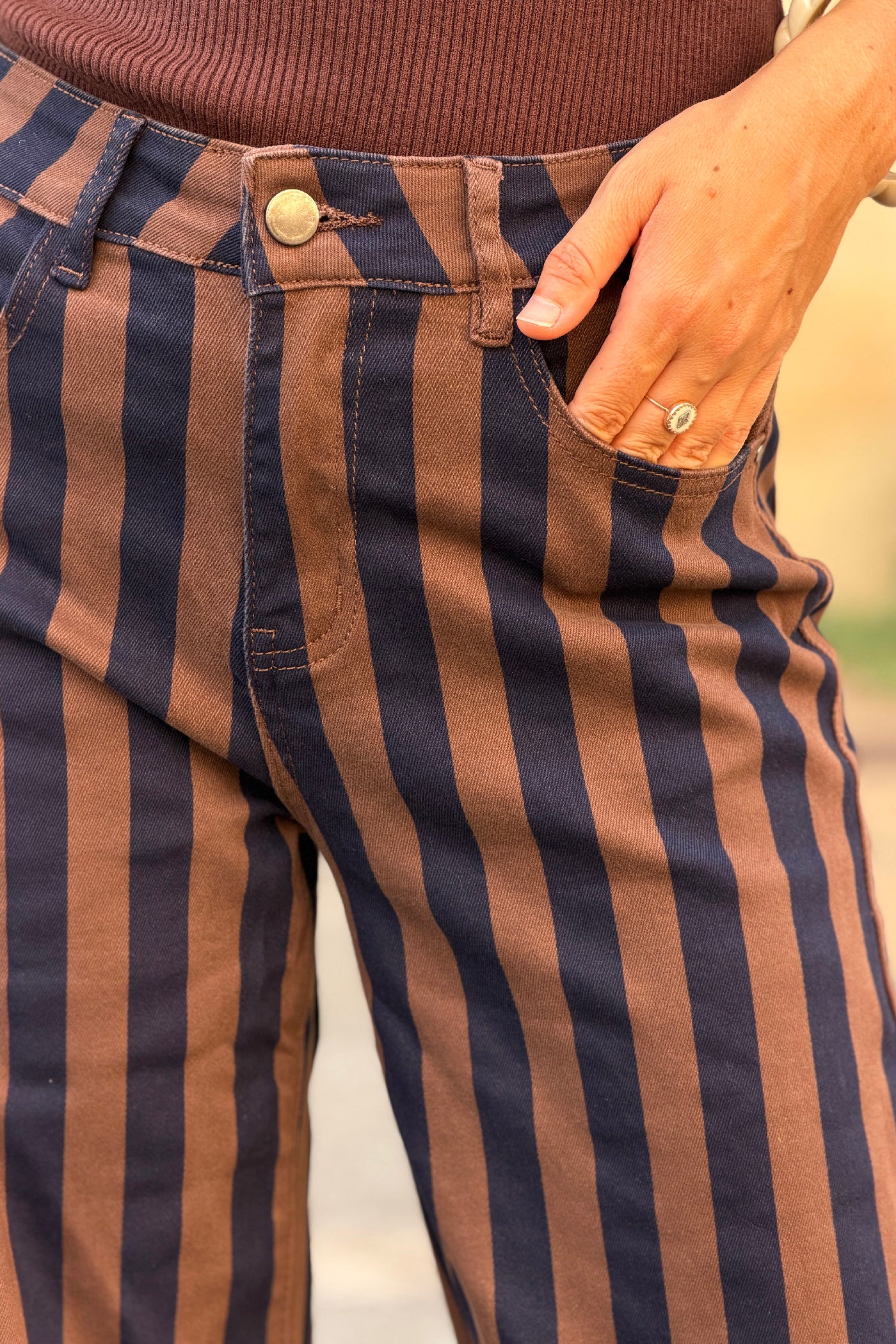 Pantalon jean rayures verticales marron et bleu marine wide leg