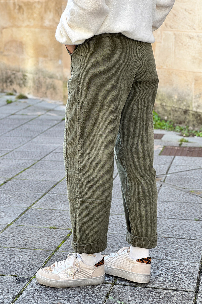 Pantalon kaki en velours côtelé coupe chino droit à pinces