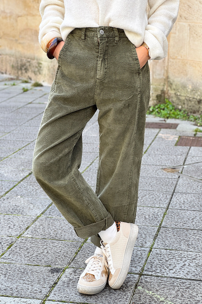 Pantalon kaki en velours côtelé coupe chino droit à pinces
