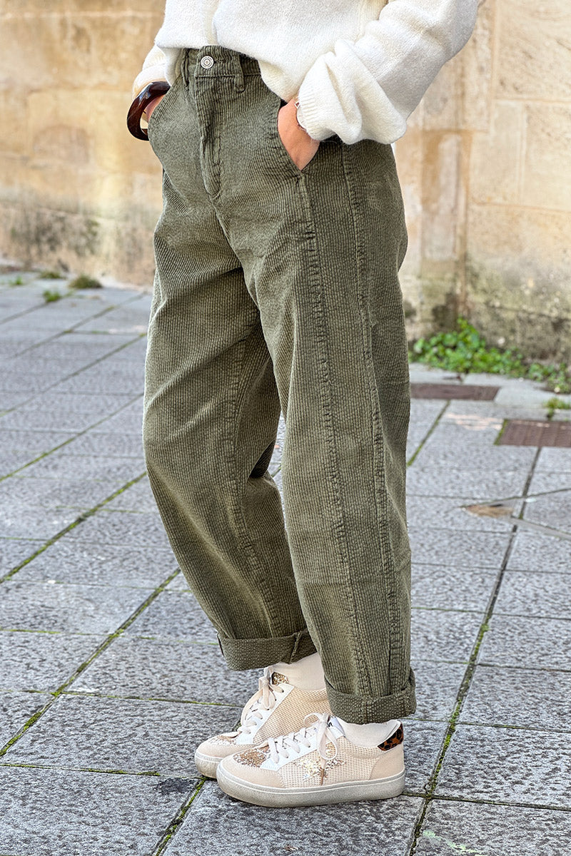 Pantalon kaki en velours côtelé coupe chino droit à pinces