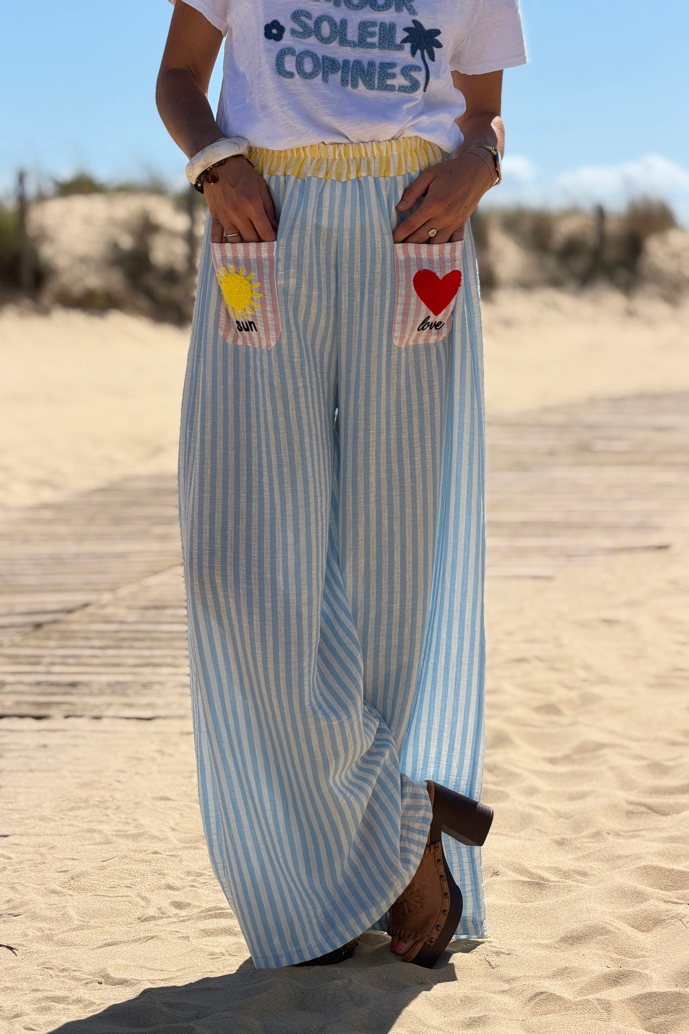 Pantalon large et fluide à rayures bleu poches broderie soleil et cœur