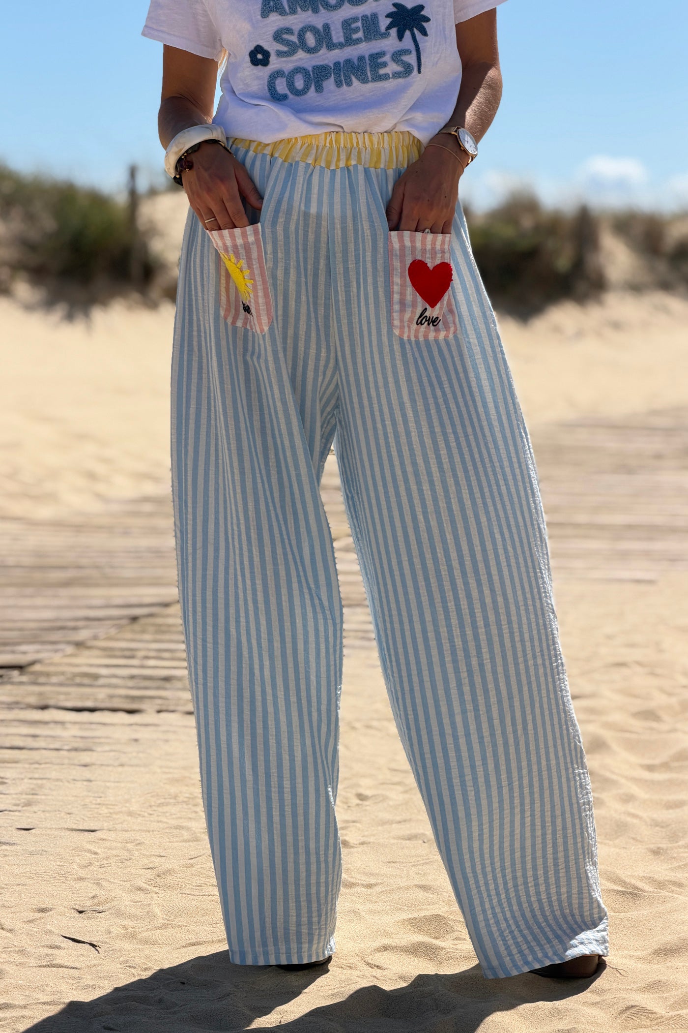 Pantalon large et fluide à rayures bleu poches broderie soleil et cœur