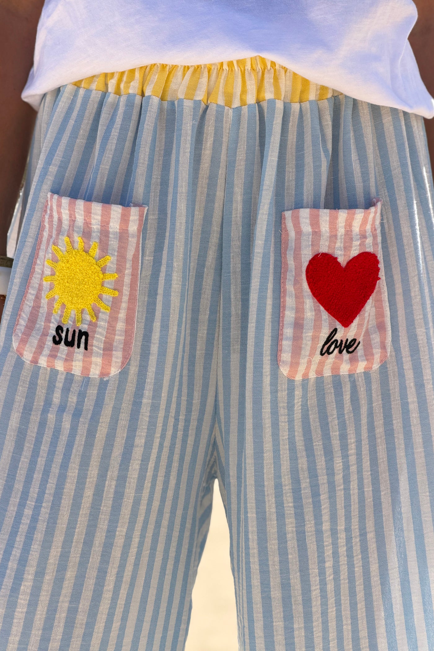 Pantalon large et fluide à rayures bleu poches broderie soleil et cœur