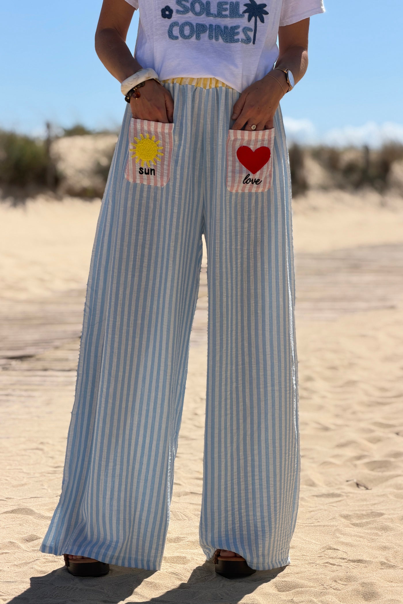 Pantalon large et fluide à rayures bleu poches broderie soleil et cœur