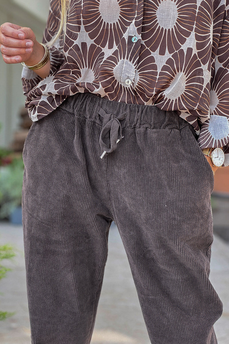 Pantalon marron chocolat en velours côtelé coupe droite ceinture élastique avec cordon