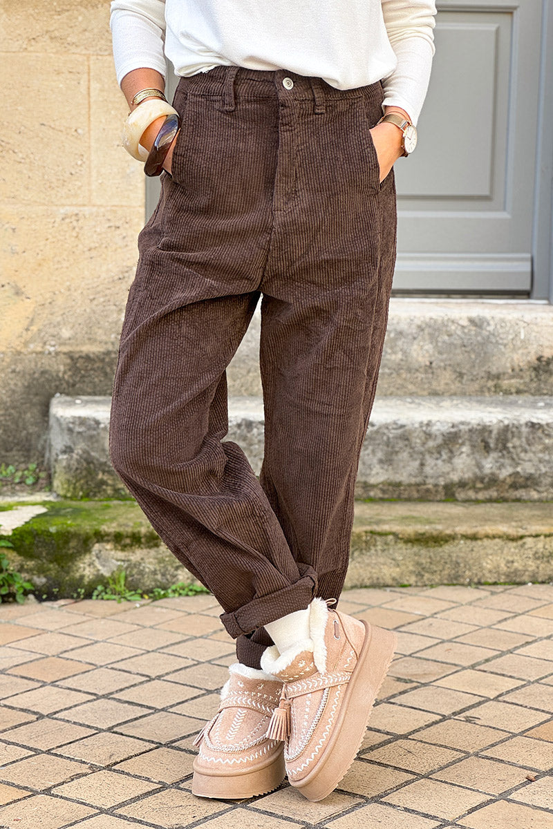 Pantalon marron en velours côtelé coupe chino droit à pinces