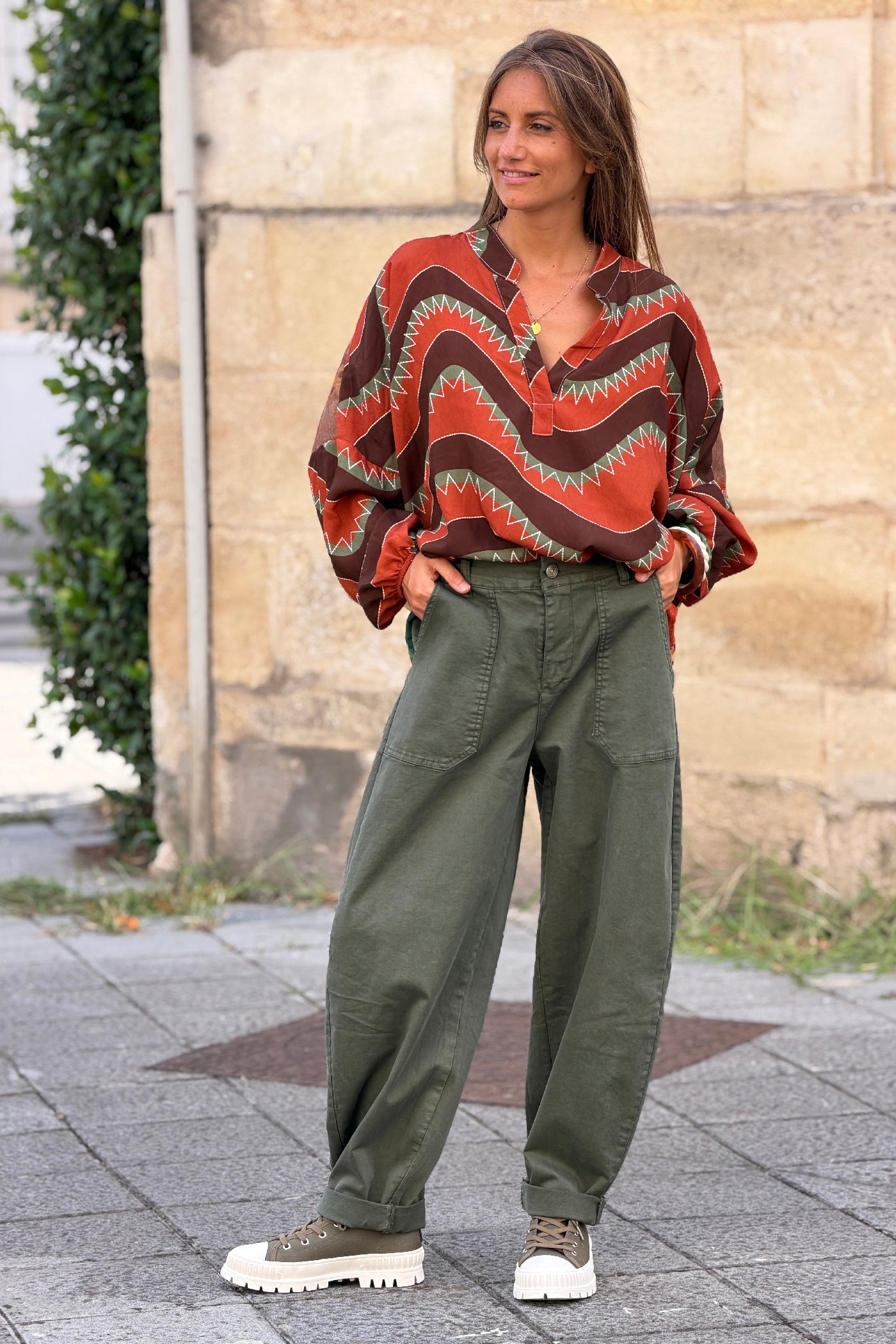 Pantalon stretch kaki coupe barrel grandes poches