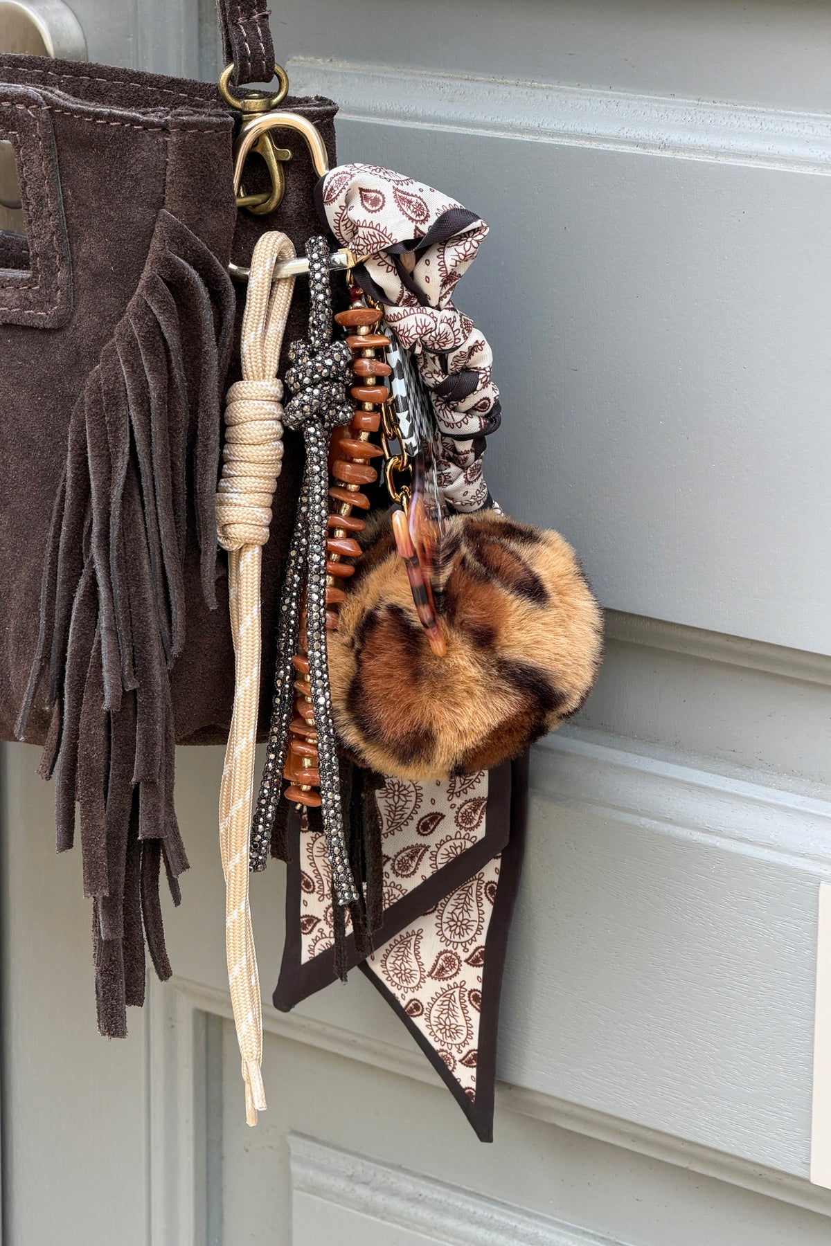 Porte clé de sac foulard perles breloques et pompon léopard