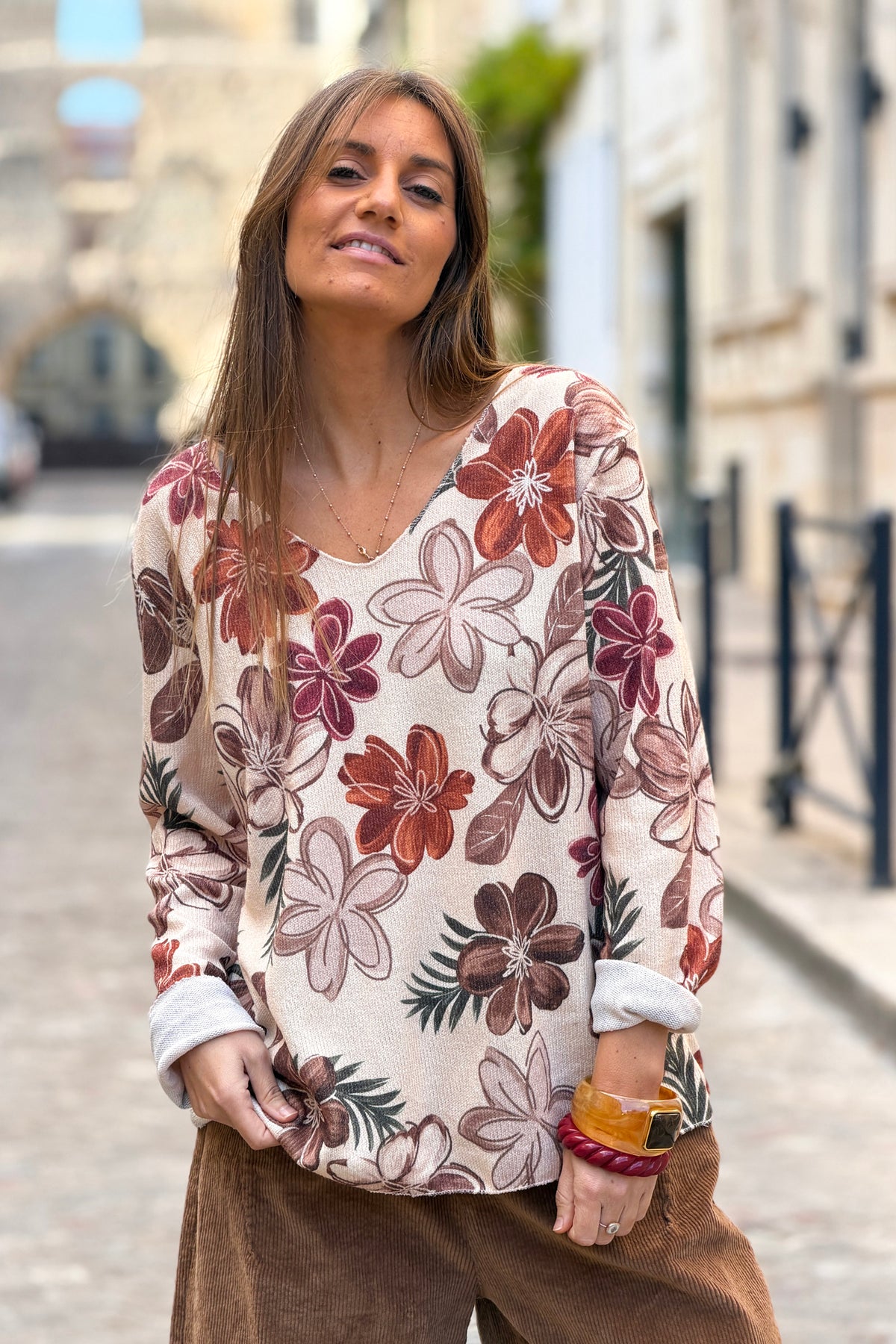 Pull beige en petite maille imprimé fleurs tons automne aubergine marron et kaki