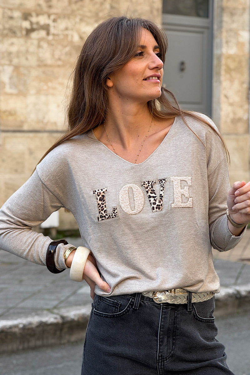 Pull beige tout doux message LOVE en bouclettes et léopard