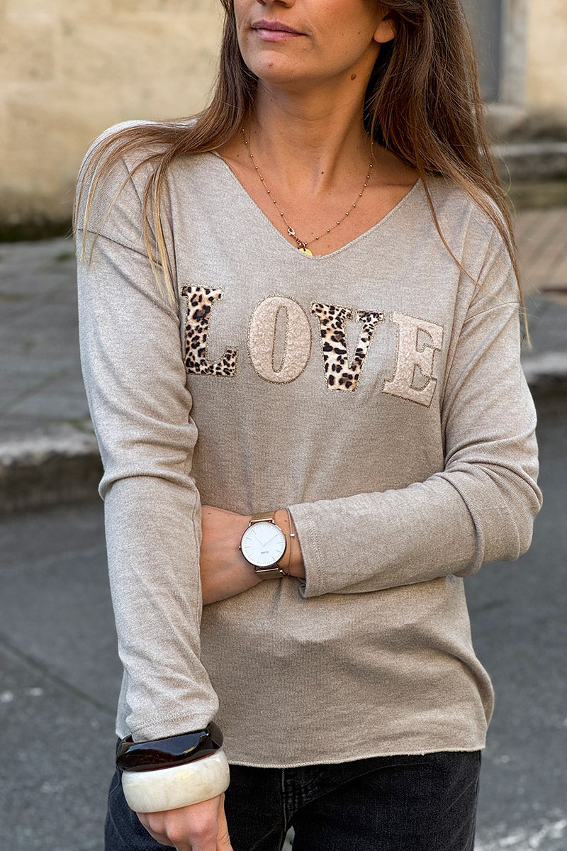 Pull beige tout doux message LOVE en bouclettes et léopard