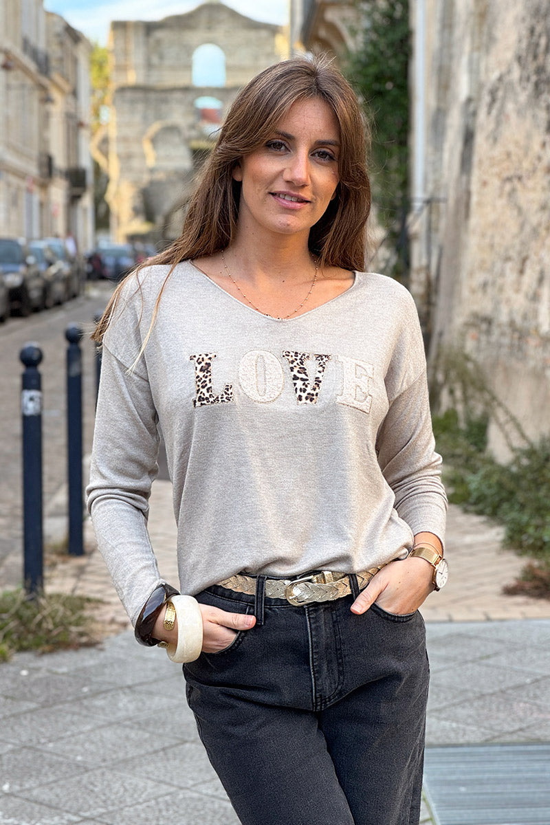 Pull beige tout doux message LOVE en bouclettes et léopard
