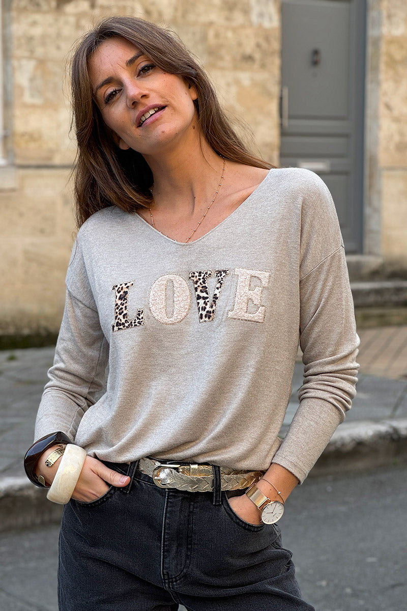 Pull beige tout doux message LOVE en bouclettes et léopard