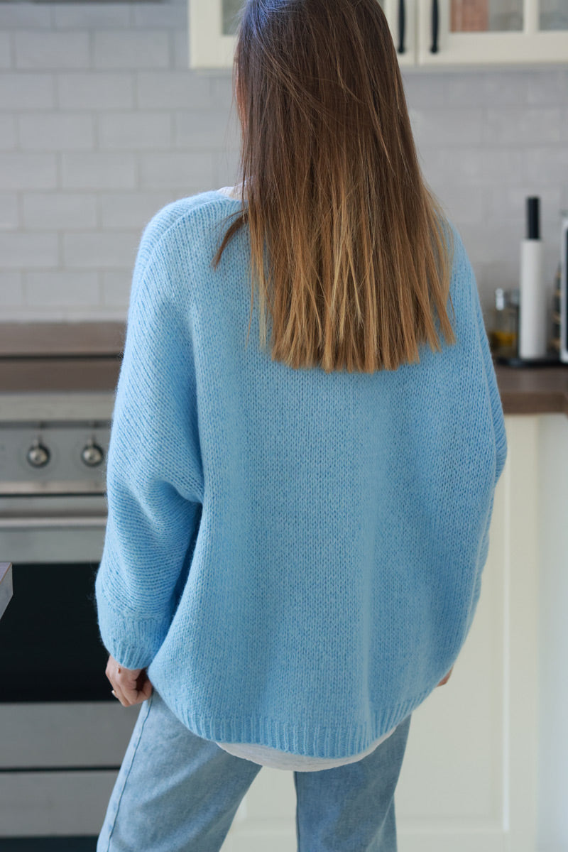Pull bleu ciel en maille col v manches chauve souris