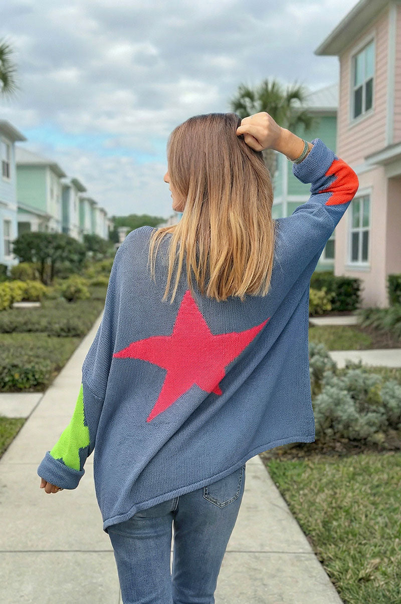 Jersey de punto de algodón denim azul con estrellas de colores en espalda y mangas