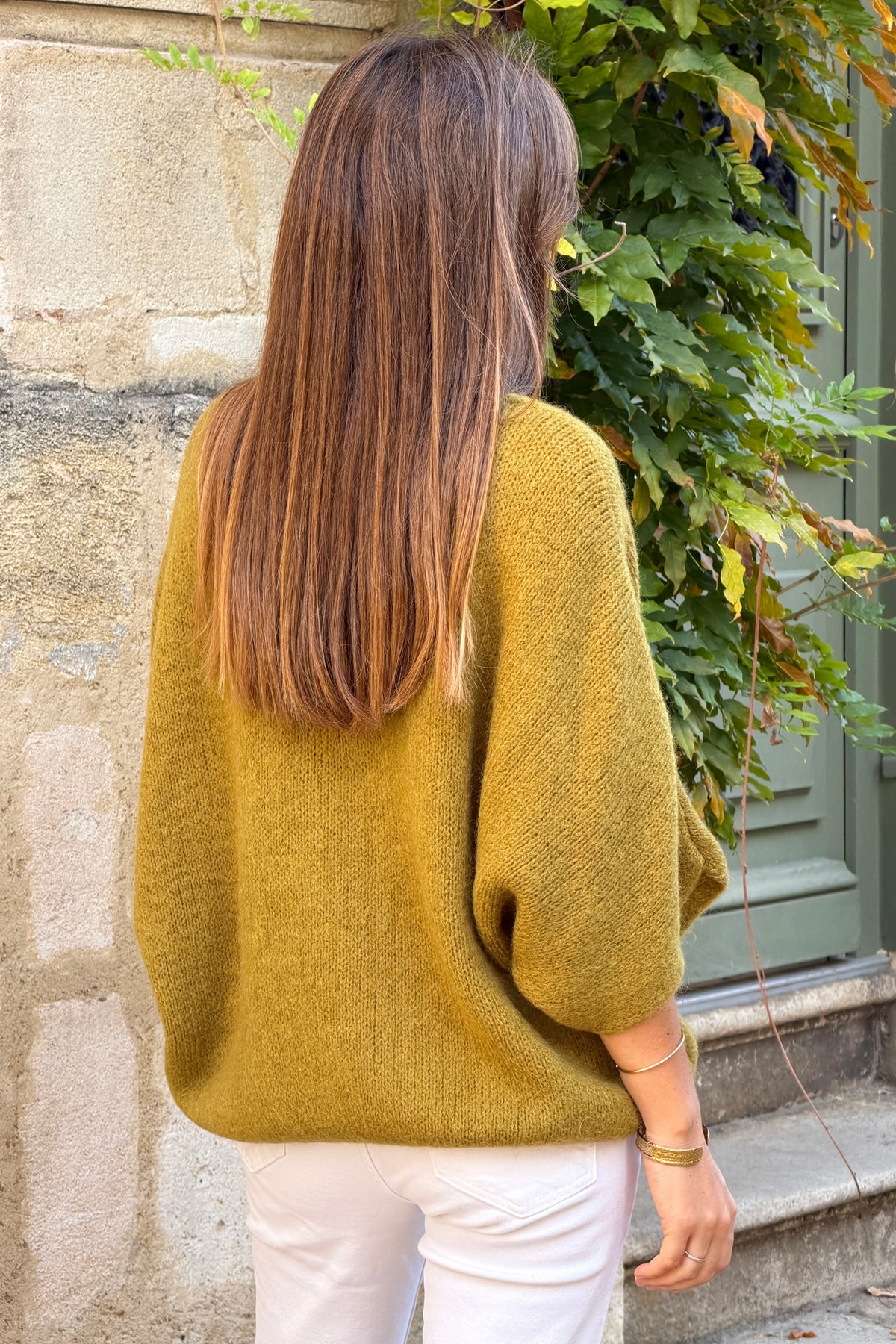 Pull doux en maille alpaga vert olive manches chauve-souris col v