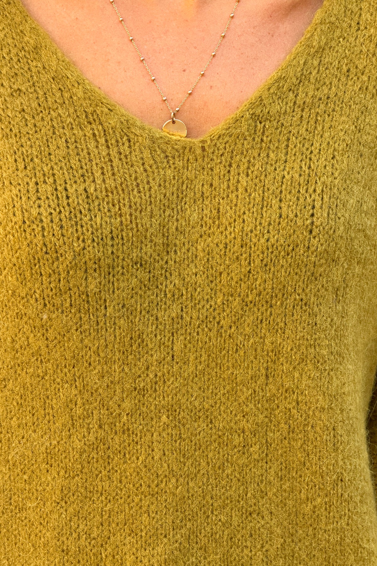 Pull doux en maille alpaga vert olive manches chauve-souris col v