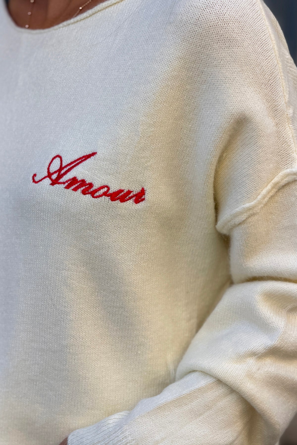 Pull écru en petite maille broderie Amour rouge