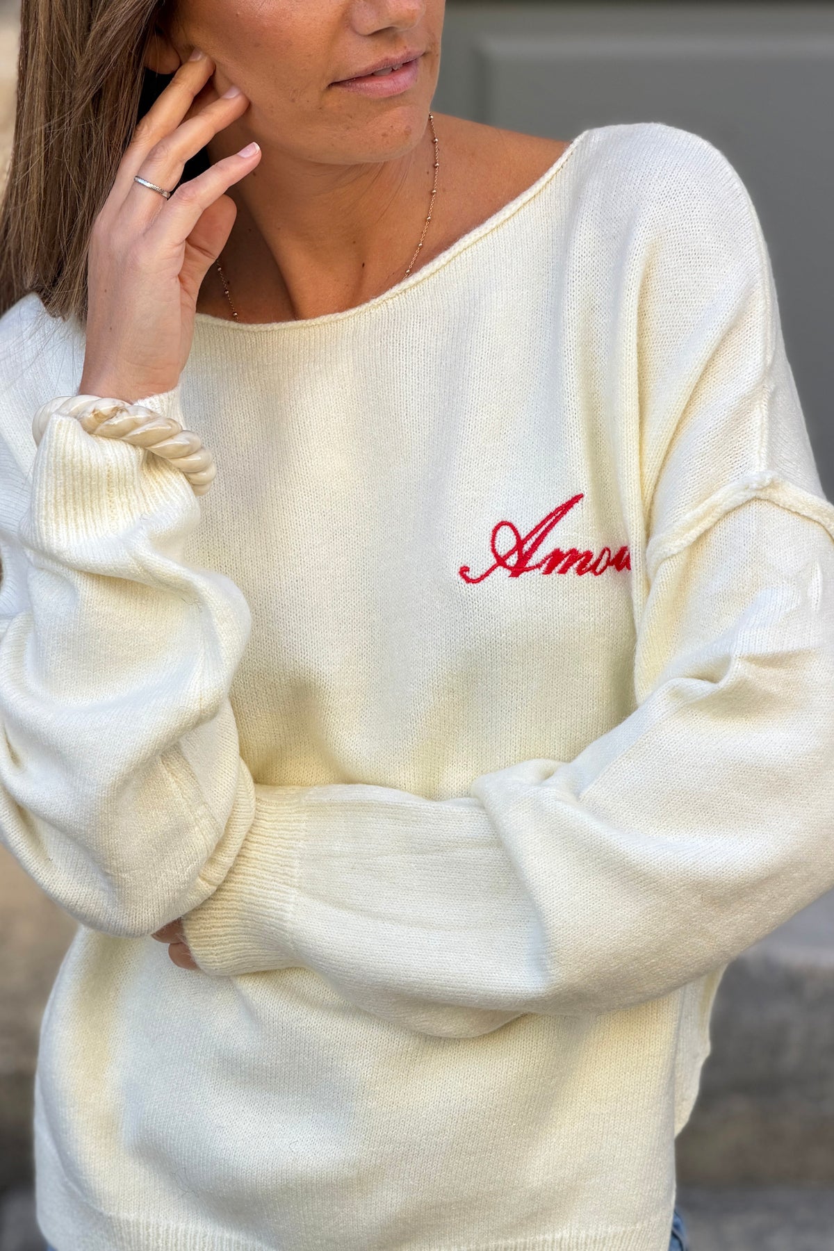 Pull écru en petite maille broderie Amour rouge