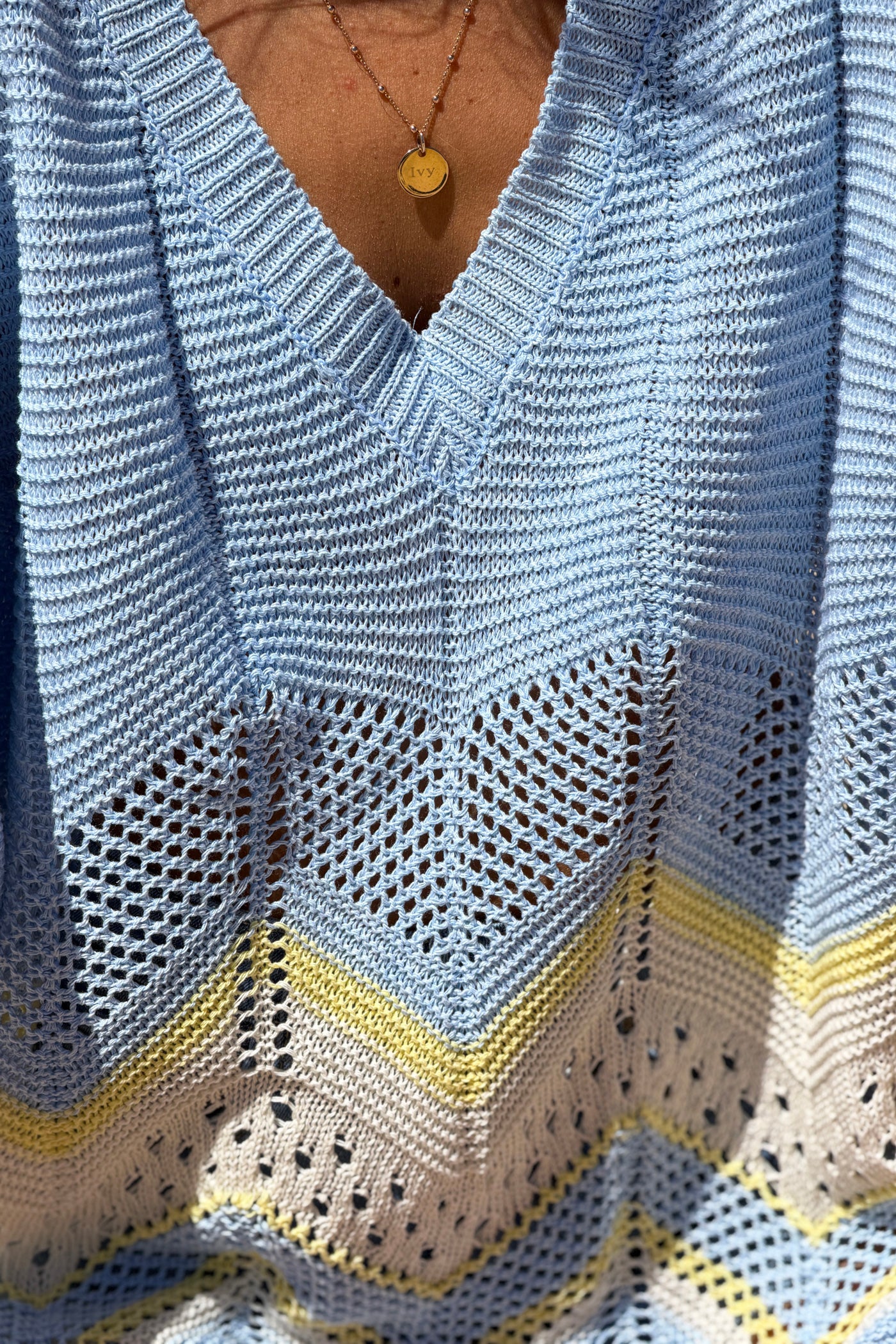 Pull en maille ajourée bleu ciel motifs chevrons jaune et beige