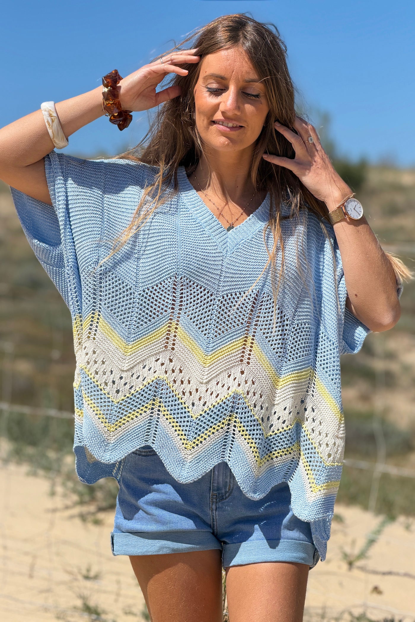 Pull en maille ajourée bleu ciel motifs chevrons jaune et beige