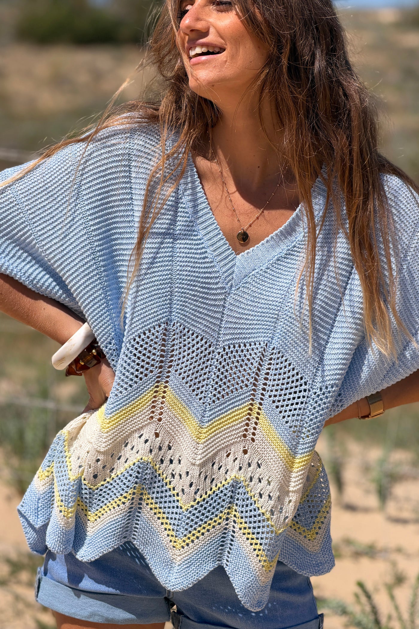 Pull en maille ajourée bleu ciel motifs chevrons jaune et beige