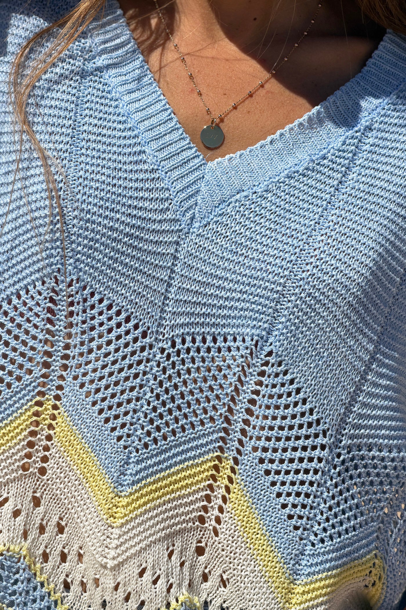 Pull en maille ajourée bleu ciel motifs chevrons jaune et beige
