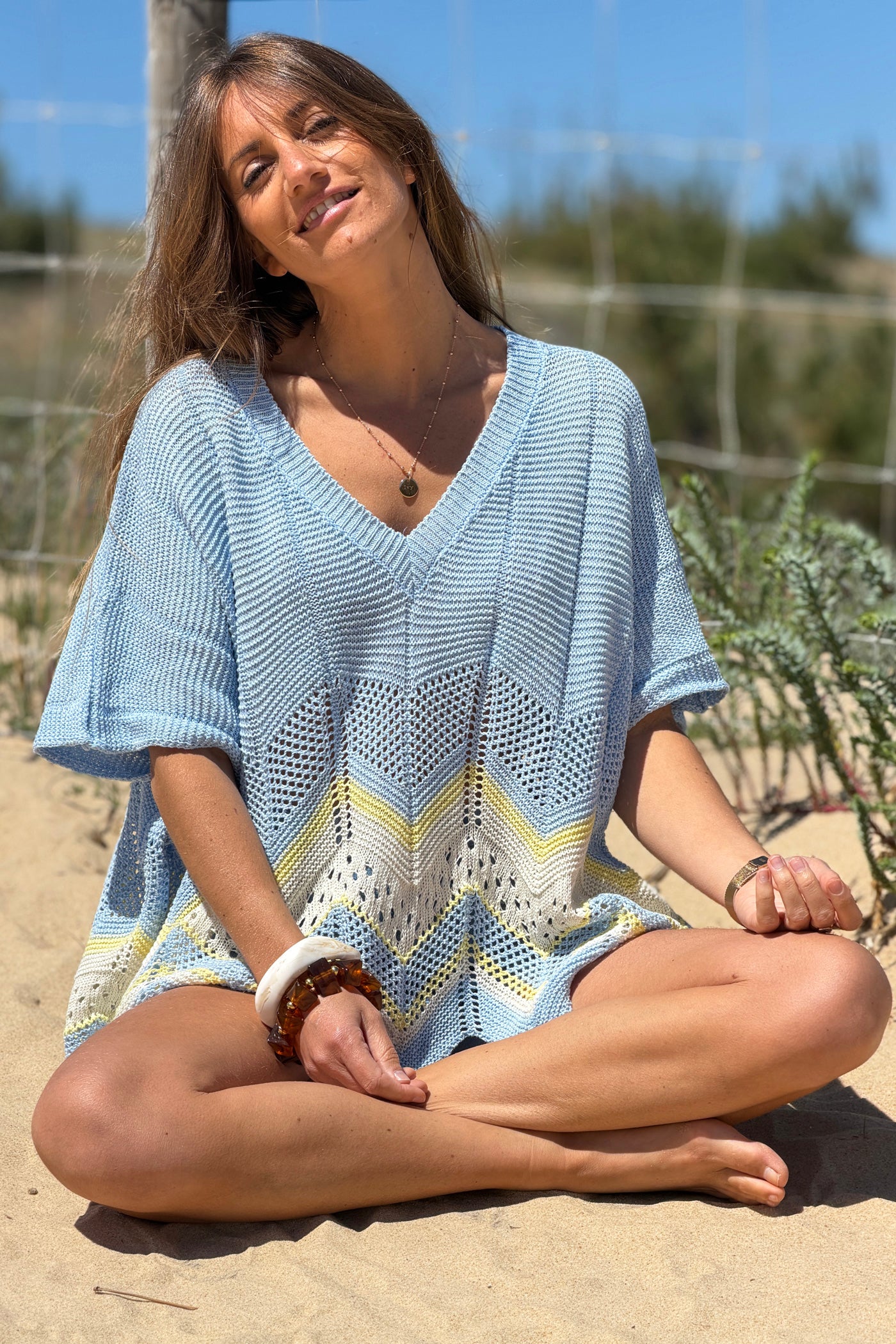 Pull en maille ajourée bleu ciel motifs chevrons jaune et beige