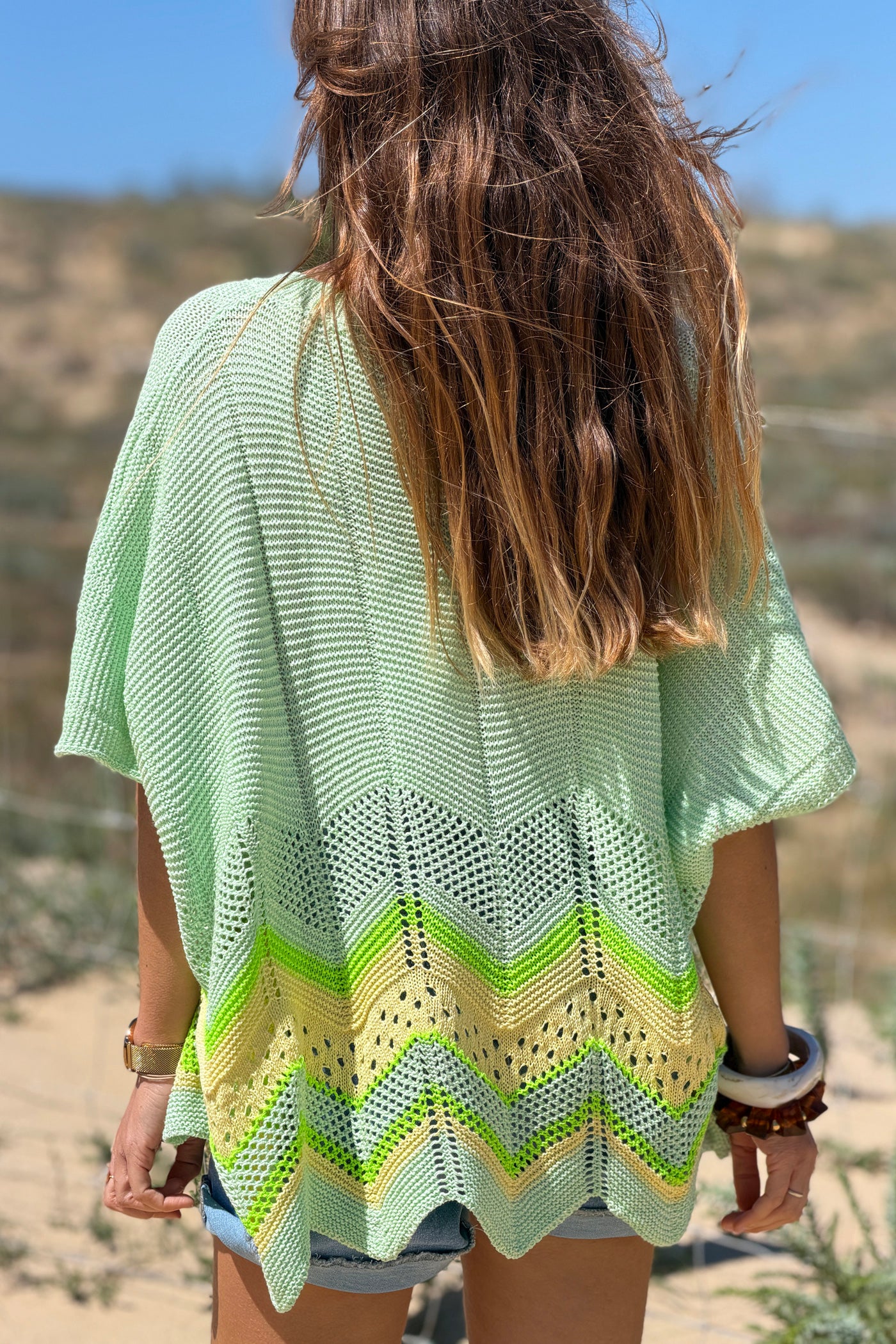Pull en maille ajourée vert pastel motifs chevrons jaunes