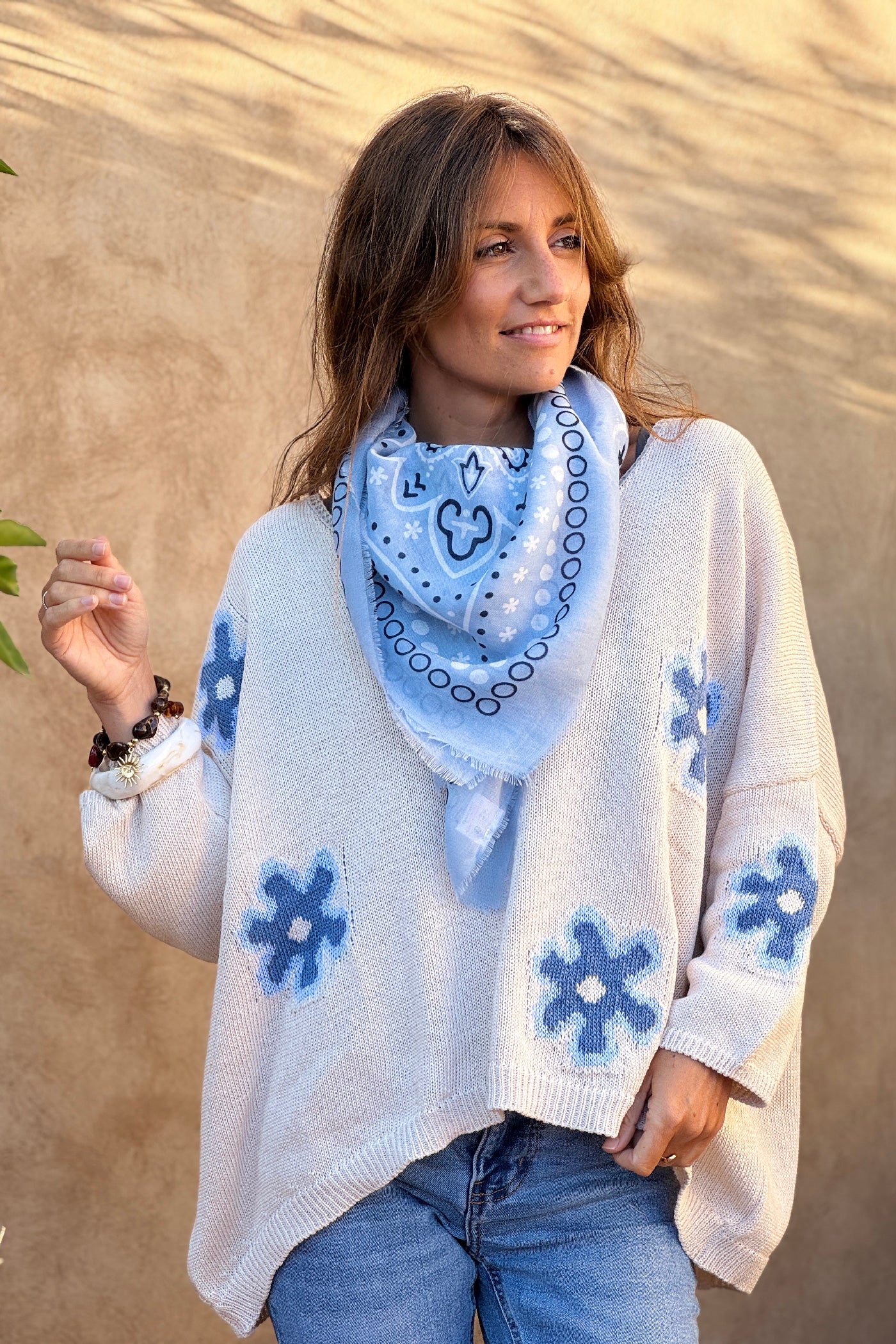 Pull en maille coton beige motif fleurs marguerites dégradées bleu